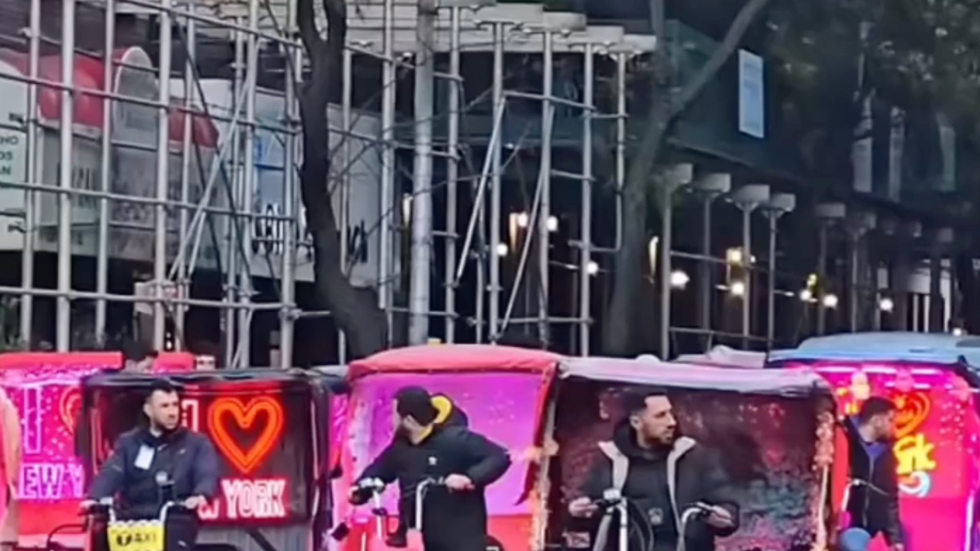 纽约市中心街头现三轮车拉客，每分钟9刀起