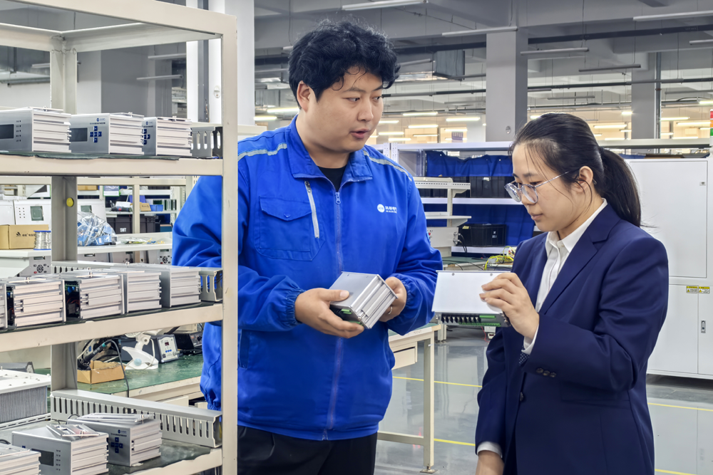 工行石家庄分行客户经理向科林电气技术人员了解电力装备生产情况 李滢供图