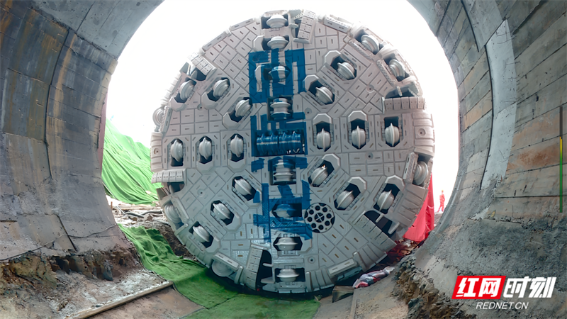 单月掘进1101米，“龙源号”盾构机创行业纪录。