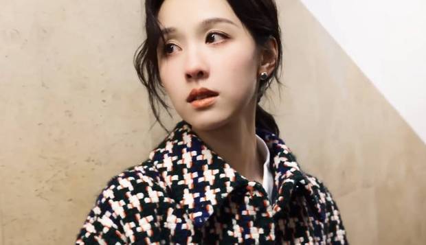 搜狐娱乐讯 11月12日，陈都灵漫步巴黎街头的vlog释出。图中，她穿着大衣，低马尾造型十分温柔。