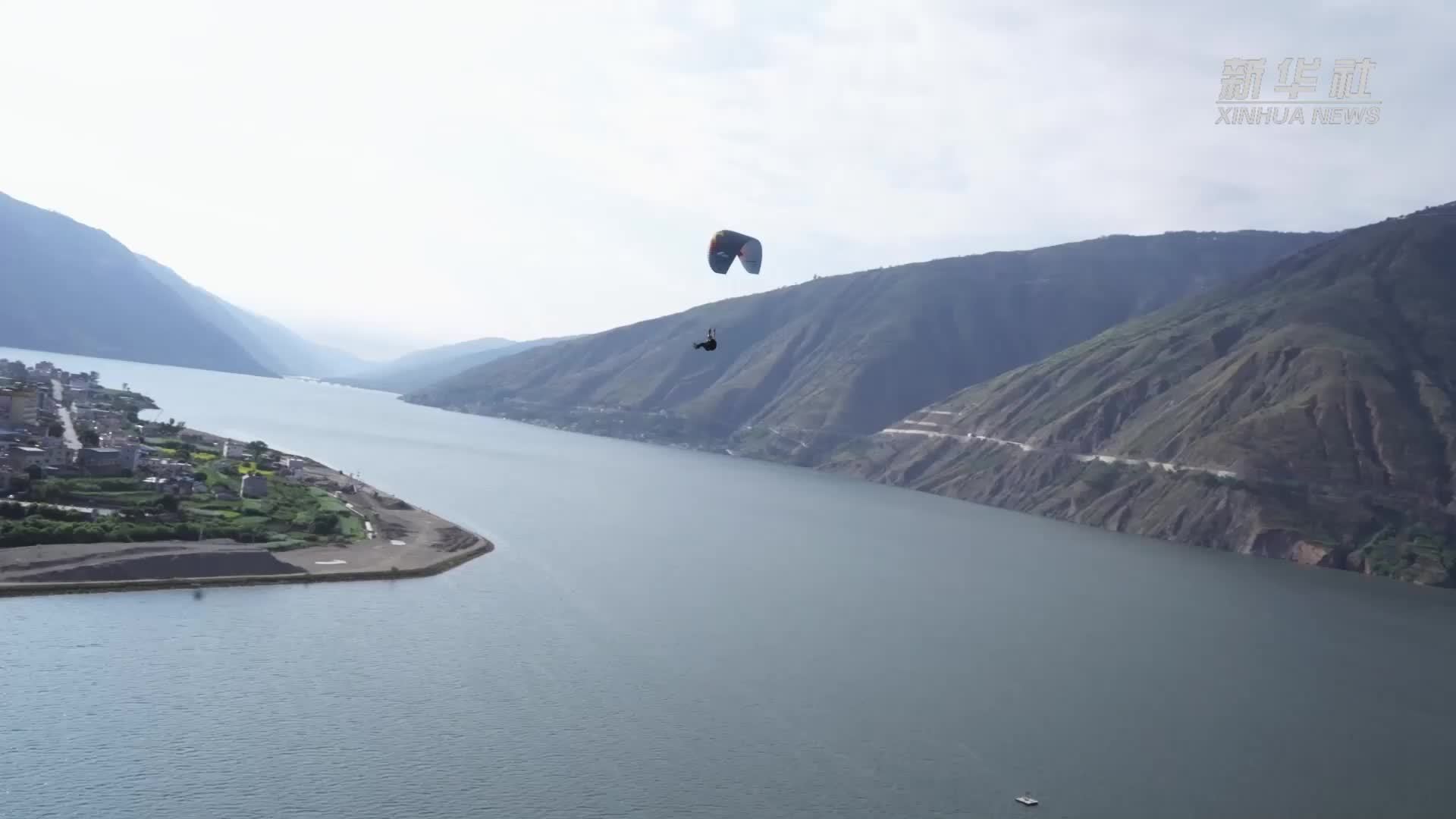 云南巧家上演滑翔伞特技“蓝天盛宴”