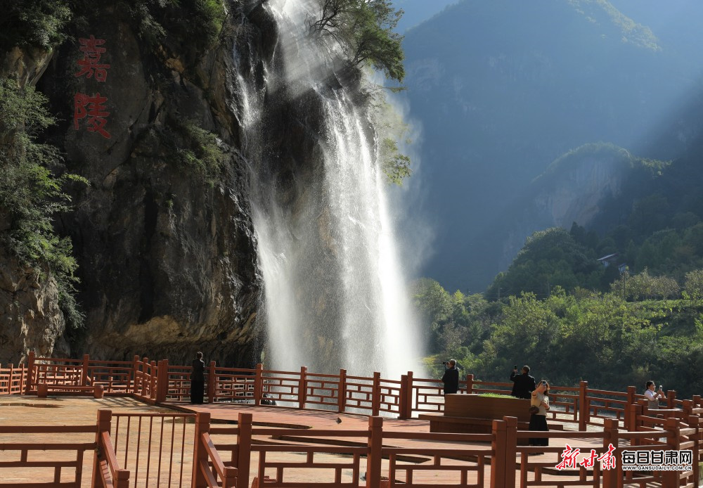 徽县嘉陵镇大峡谷瀑布 陇南市摄家协会副主席 李旭春 摄