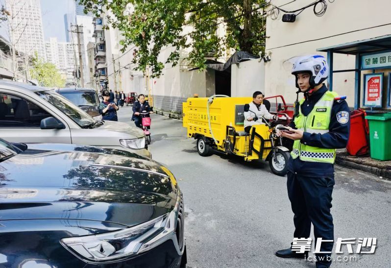 交警进街巷清理乱停车辆。