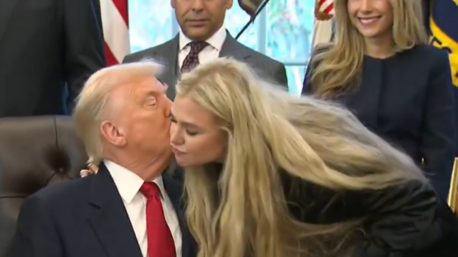 在任命驻印大使的仪式上，特朗普亲吻去世盟友柯克的遗孀，遗孀对大使讲话：柯克很爱你