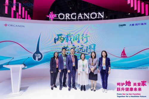 进博会作为全球瞩目的国际化平台，汇聚了世界各地的创新成果与合作机遇。大麦微针植发与欧加隆选择在此契机下深化合作，彰显了双方对中国毛发健康市场的重视与信心。保法生®米诺地尔搽剂作为欧加隆旗下成熟的脱发治疗药物，其原研品质与临床疗效已得到广泛验证。此次加入大麦微针植发的全周期产品矩阵，将实现“药物干预+手术治疗+术后养护”的诊疗链路闭环，让脱发患者在不同治疗阶段都能获得专业、适配的产品支持。