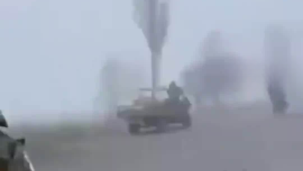 摩托、汽车、步行，俄军借大雾掩护进入红军城