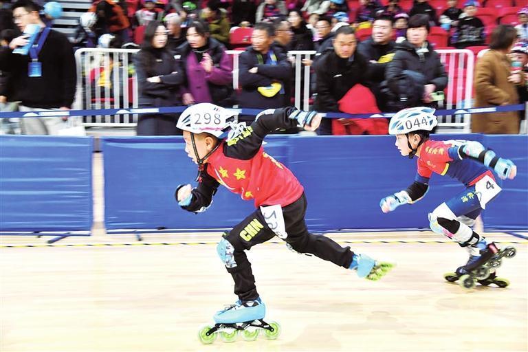 近日，“巩固和扩大‘带动三亿人参与冰雪运动’成果”甘肃省速度滑冰（速度轮滑）系列赛总决赛在甘肃省体育馆举行。全省30支代表队参赛。图为小运动员激烈比赛中。兰州新区报记者李怡青　摄