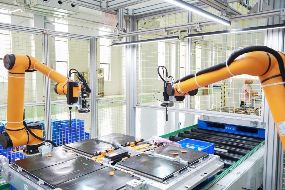 江西国轩新能源科技有限公司生产车间,机械臂在智能化生产线上作业。(资料图片)