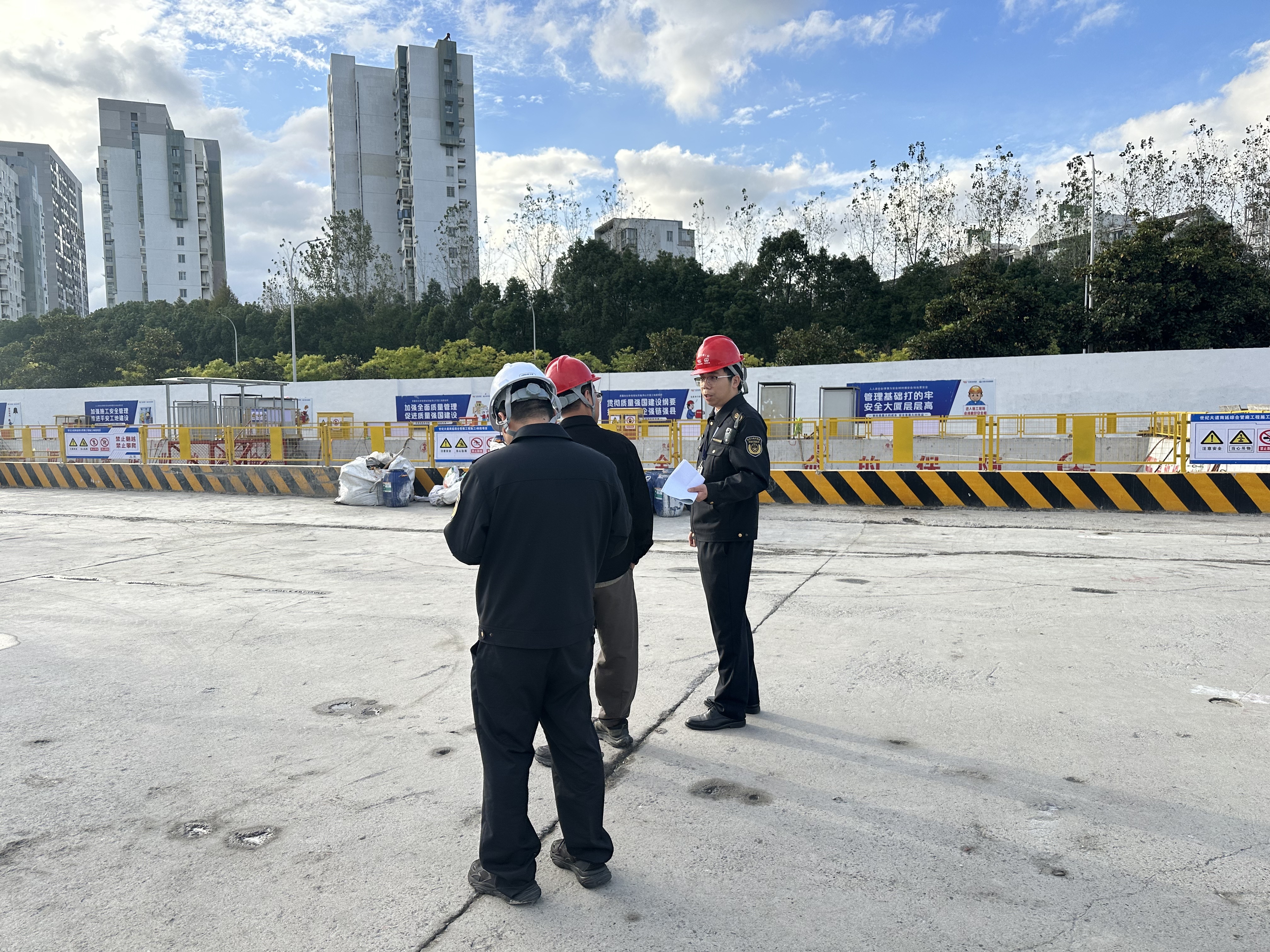 “场景式” 执法服务进工地 鄞州筑牢安全文明施工防线