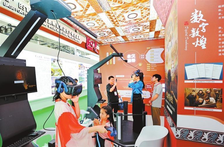 参观者在兰洽会展馆借助VR技术沉浸式感受敦煌文化的魅力 新甘肃·甘肃日报记者 田蹊