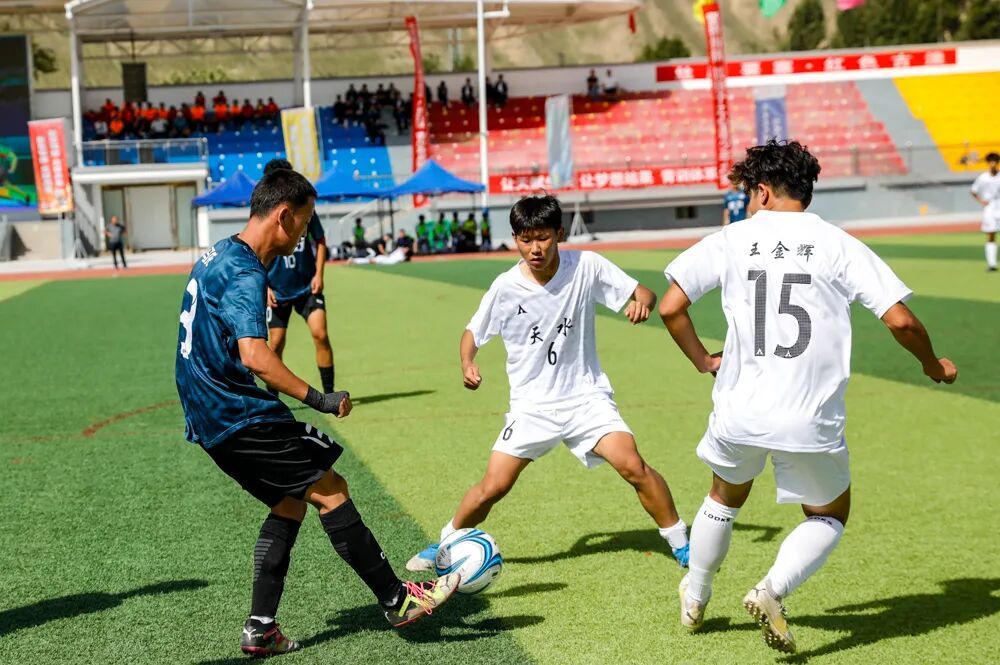 甘肃省“八步沙杯”青少年足球邀请赛比赛现场