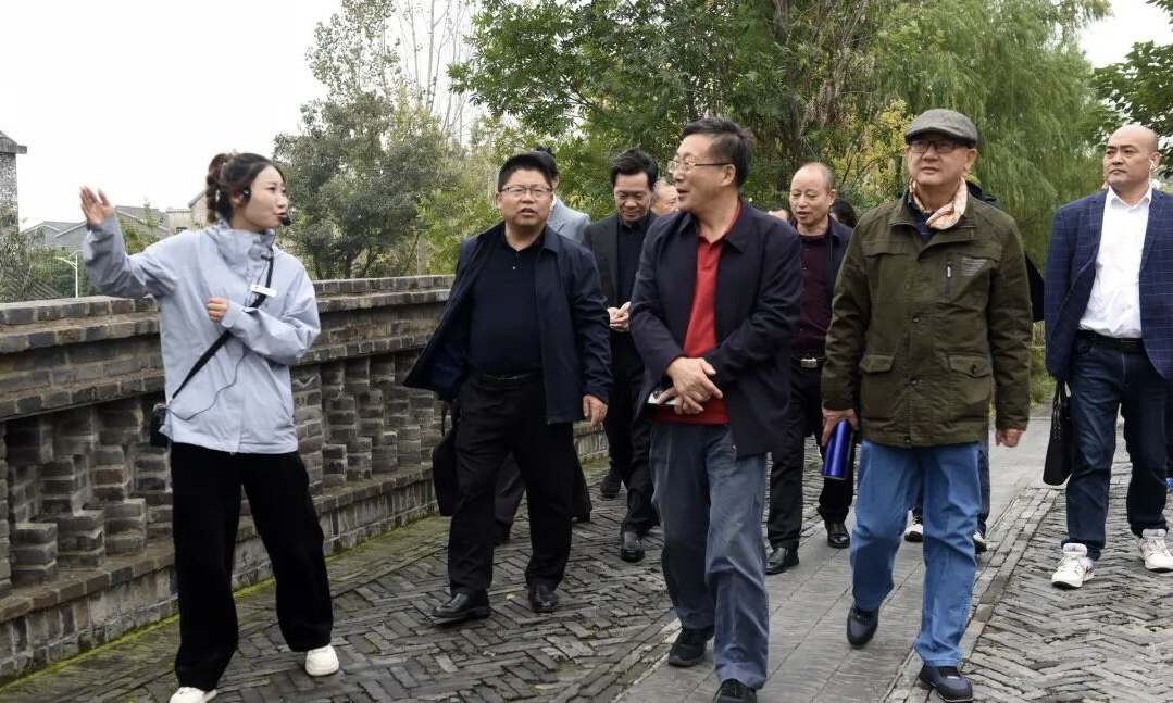 村道漫步（王金城摄）