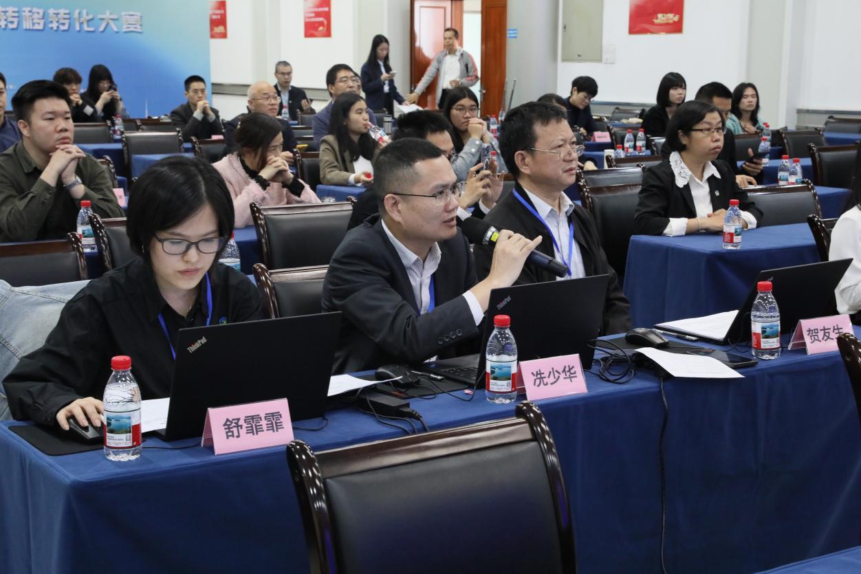 图为:“高转赛”上,评委老师点评参赛项目。