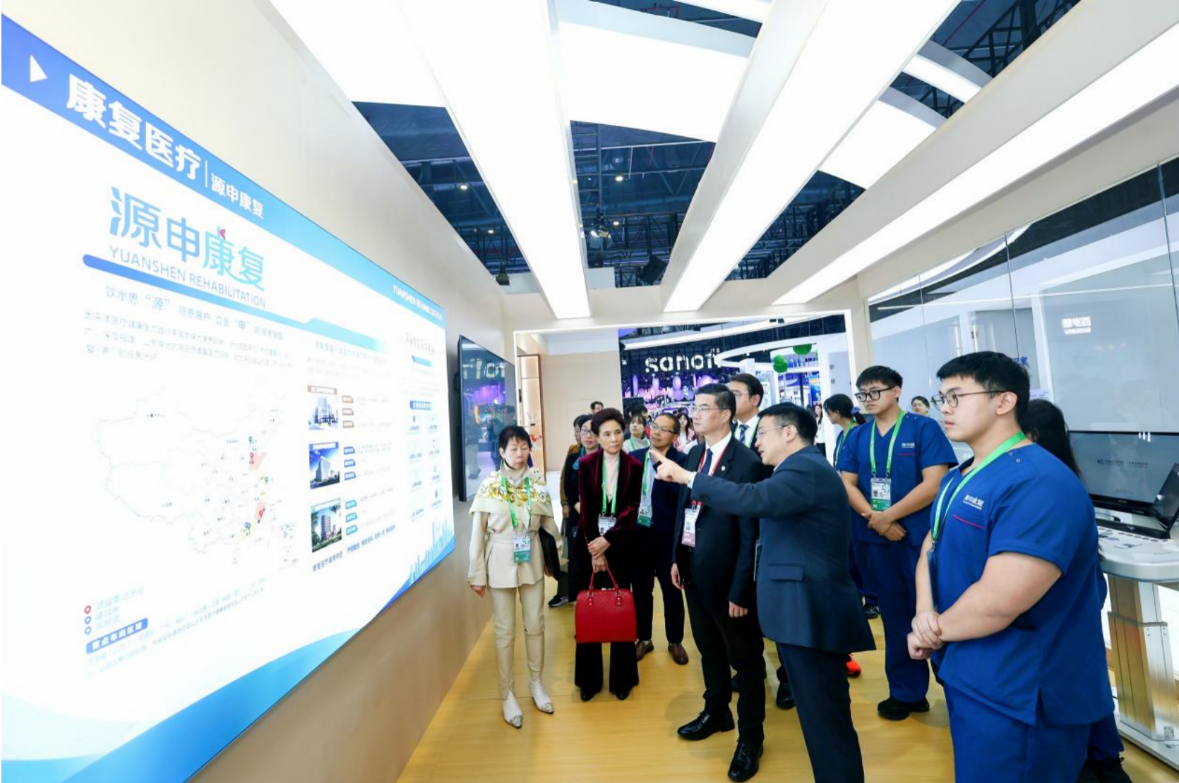 (参会嘉宾参观中国太保进博展厅)