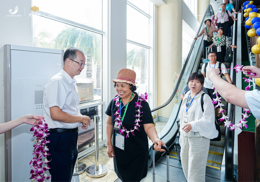 “蓝梦之歌”号首访三亚， 奏响邮轮产业合作新乐章