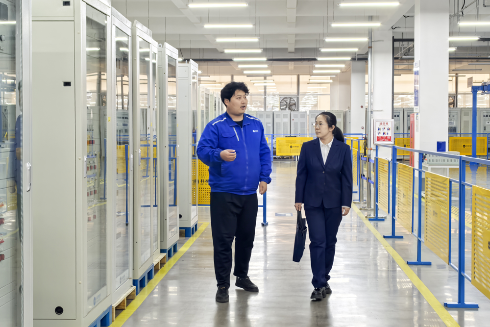 工行石家庄分行客户经理深入科林电气了解企业经营情况 李滢供图