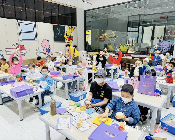 项目团队在河北燕郊“病房学校”开展心理健康课堂，为特殊儿童群体送去笑容与勇气