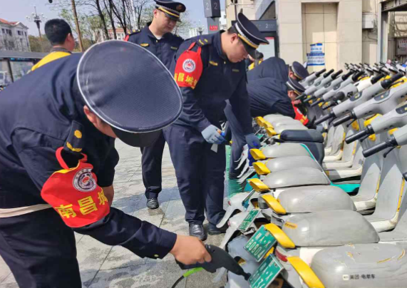 城管人员整理共享电单车
