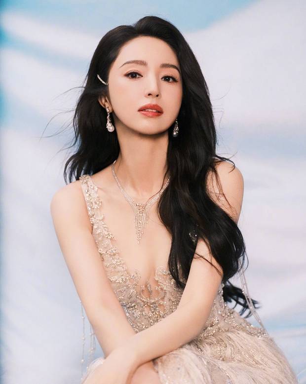 董璇眼神凌厉,气场十足。