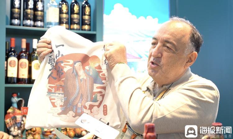 梅拉布展示收到的礼物