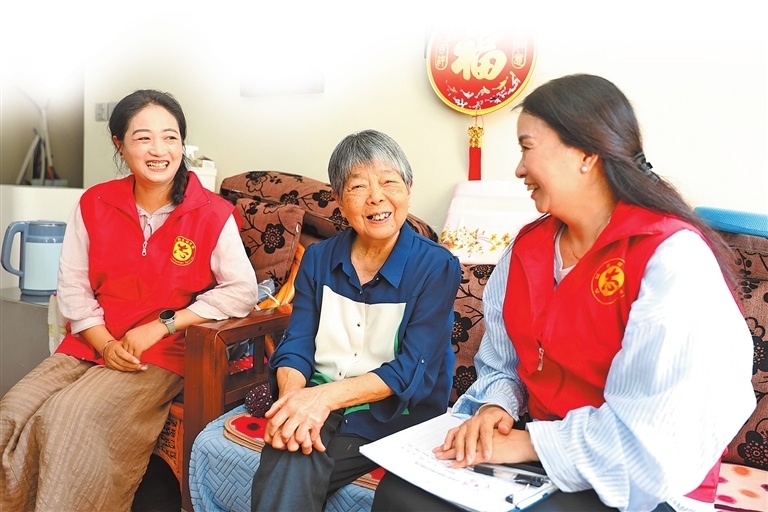 英才社区网格员入户走访老人联络感情。　苟华云 摄