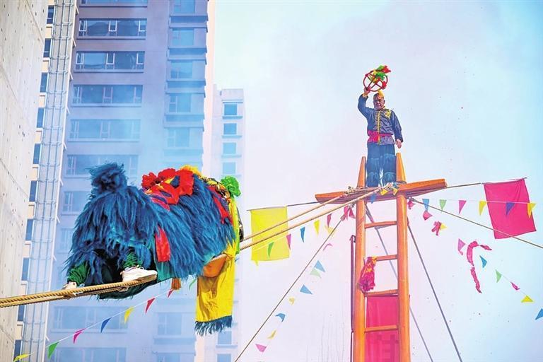 “狮子登杆”表演 资料图