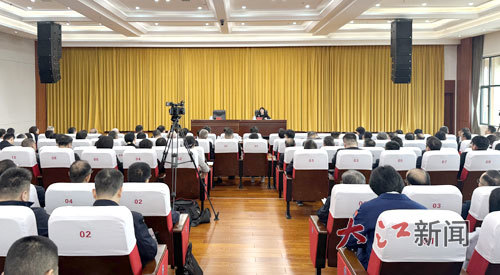 11月11日上午，学习贯彻党的二十届四中全会精神省委宣讲团报告会在景德镇市举行。 江西日报全媒体记者 张愉摄