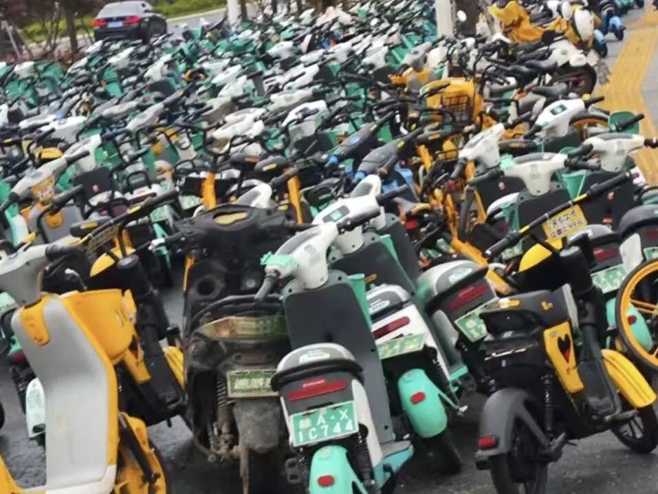 双港地铁站外堆积的共享电单车