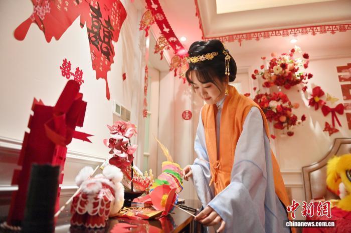 11月9日，吉林长春，任鸿洋在准备婚礼备品。中新社记者 张瑶 摄