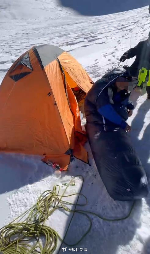 2男子登雪山黑夜滑坠重伤,花