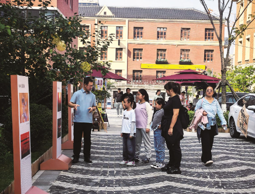 摄影师在长春市春京西历史文化街区向游客解读白城“生态密码”。 王岩 摄