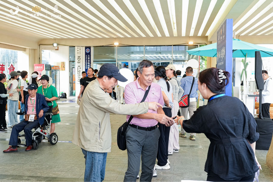 “蓝梦之歌”号首访三亚， 奏响邮轮产业合作新乐章