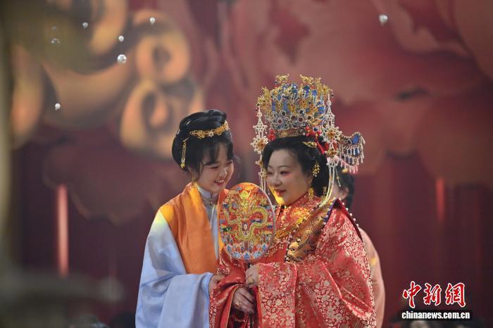 11月9日，吉林长春，任鸿洋(左)在与新妇交谈。中新社记者 张瑶 摄