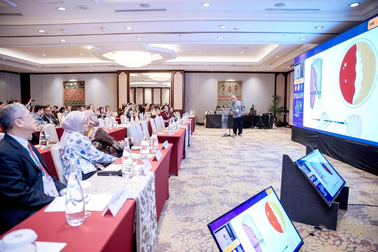 藤田勉教授在大会上发表专题演讲