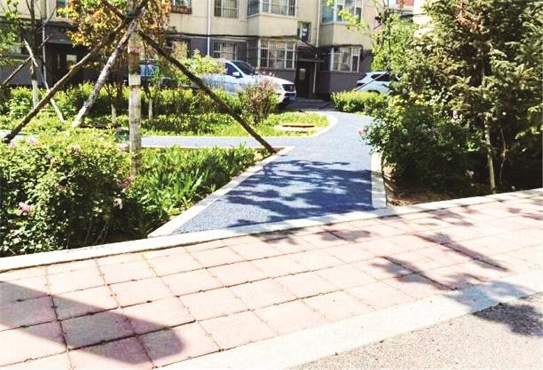 小区改造后的透水人行道。