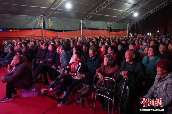 图为村民在现场看赣剧演出。中新社记者 刘占昆 摄