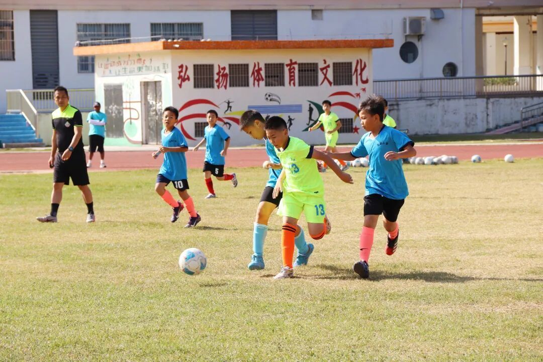 主赛场内,各学校队伍展开展开循环接力对抗