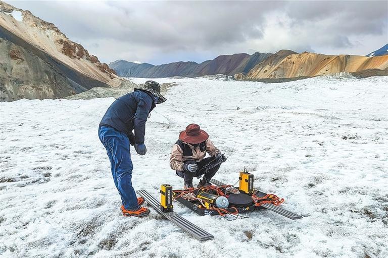 登上冰川后,科考队员们开始工作。