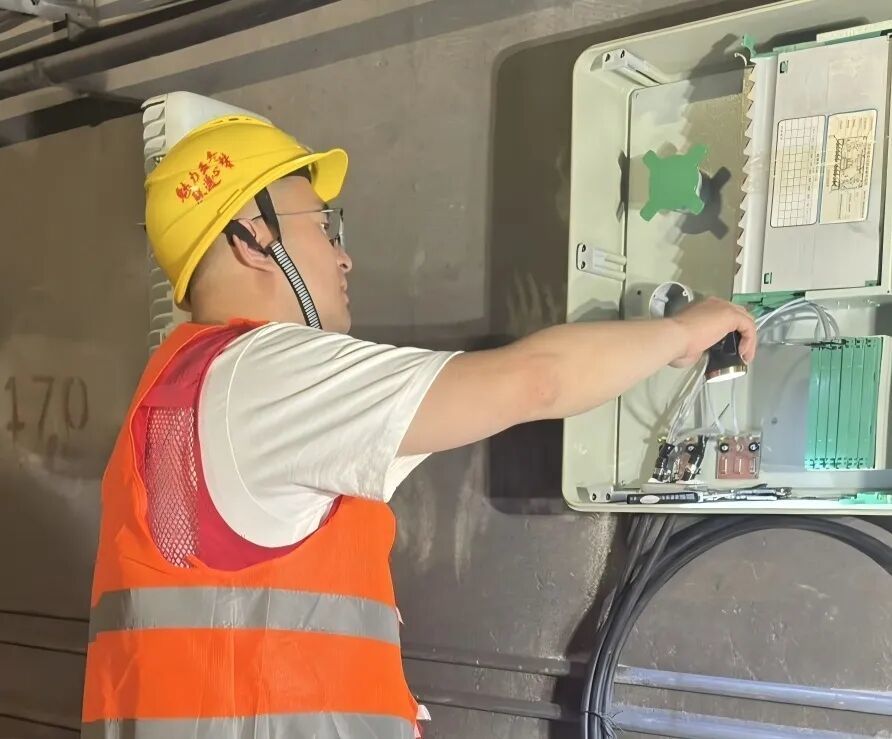 工作人员进行线路维护检修