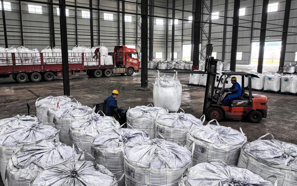 工人正在转运物料。