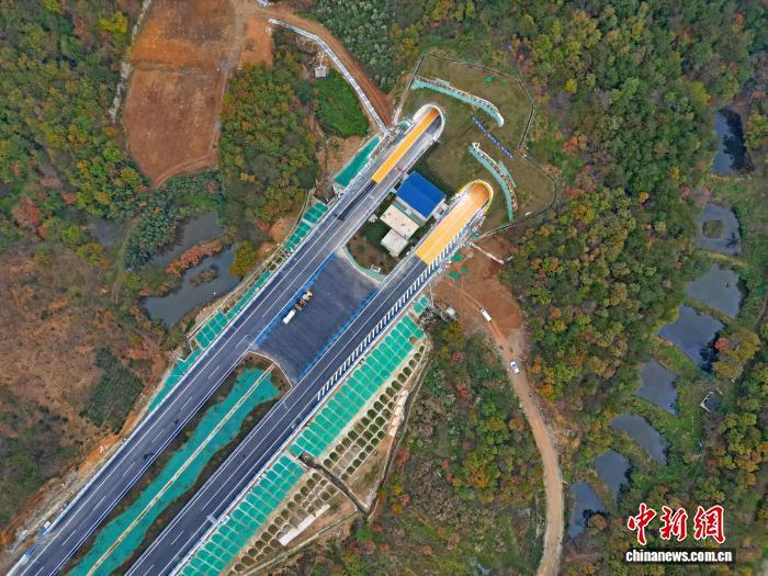鄂豫再添高速新通道。(無(wú)人機(jī)照片)湖北交投集團(tuán) 供圖
