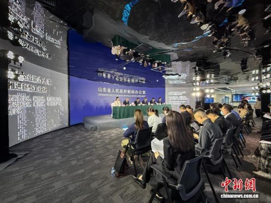 山东省人民政府新闻办公室11月7日召开新闻发布会。李亚平 摄