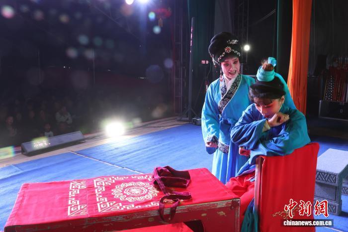 图为赣剧演员正在舞台上表演。中新社记者 刘占昆 摄