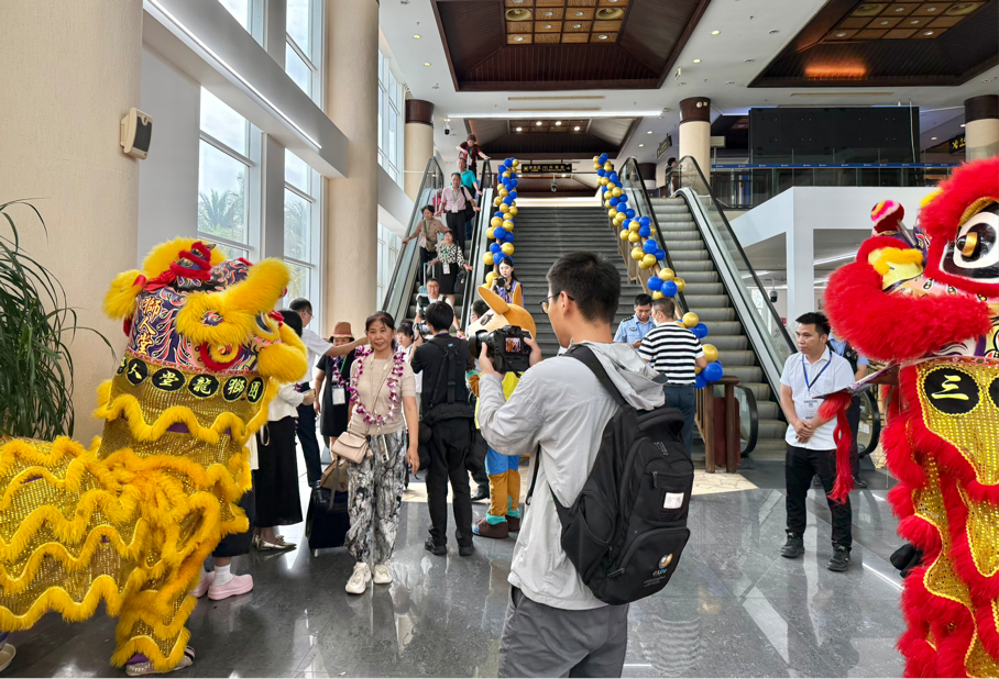 “蓝梦之歌”号首访三亚， 奏响邮轮产业合作新乐章