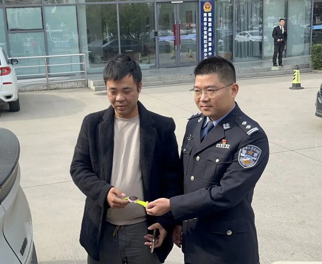 司机许贻武将手表送至民警刘伟手中