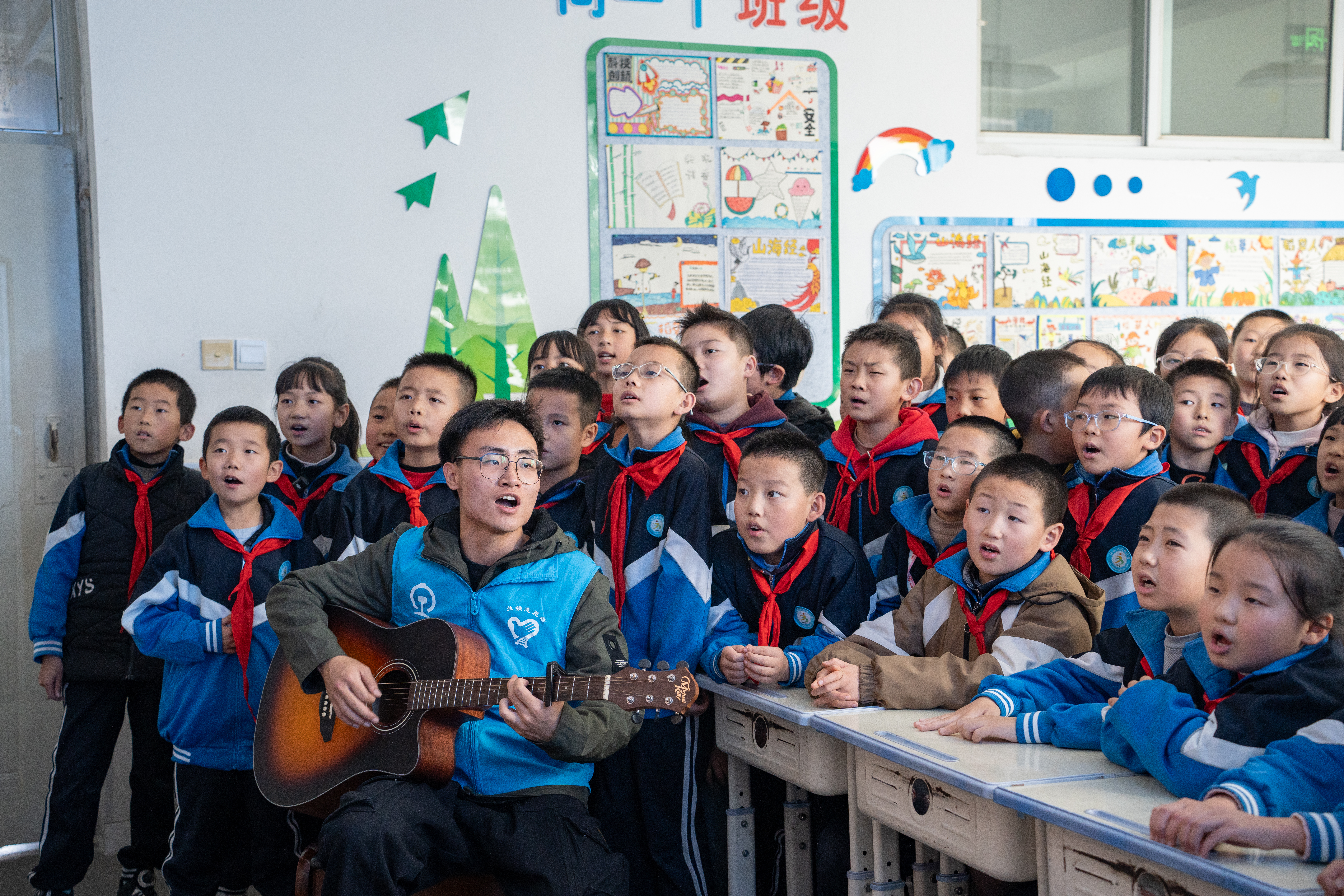 铁路志愿者在陇西县文峰小学给孩子们授课,与孩子们互动。