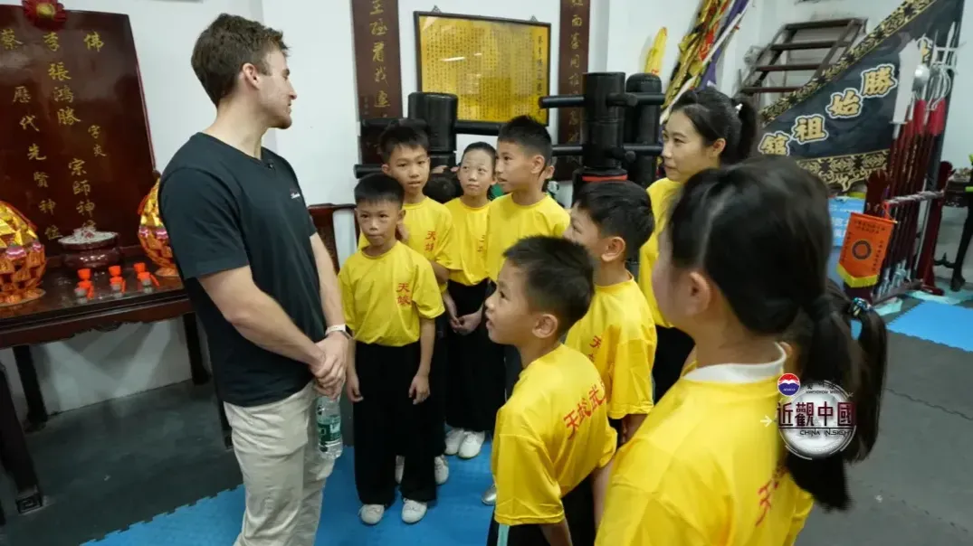 老外探访舞狮文化，解锁大湾区全运会的多元文化体验