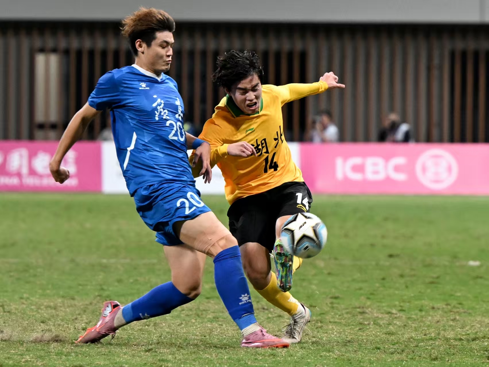 广东队球员黎乐航（左）和湖北队球员杨博雯在比赛中拼抢