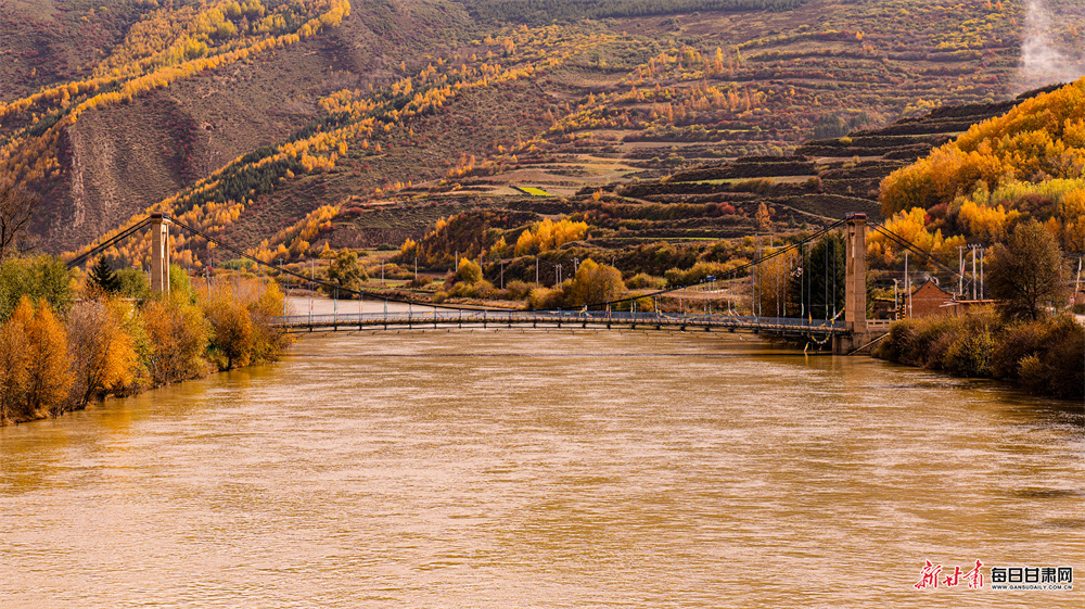 五彩山林似油画 洮河冬韵绘诗篇