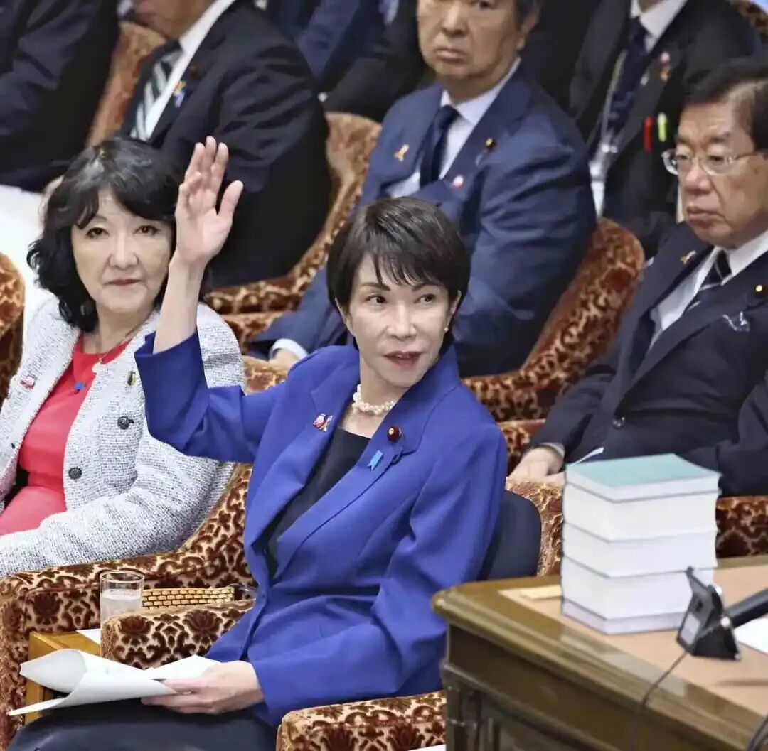 ▎高市早苗于11月7日在国会预算委员会会议上举手示意。(图源:the Japan News)